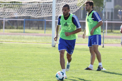 Yuri, en un entrenamiento junto a Robusté, será uno de los integrantes del once titular de la Deportiva frente al Hércules.