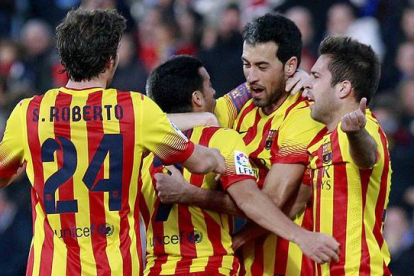 Los jugadores del Barça felicitan a Pedro tras marcar uno de sus tres goles en Getafe.