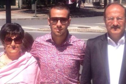 Ángel y José Antonio Falagán, en una foto de familia. A su izquierda, al concursante ponferradina de Master Chef, María Encina.