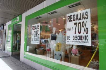 Imagen de archivo de una tienda a principios de rebajas de verano.