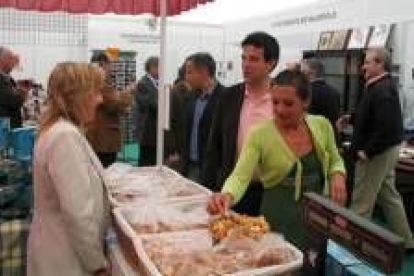 La feria de Quintana de Rueda acoge una variedad de productos agroalimentarios de la comarca