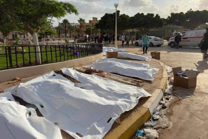 Cadáveres amontonados en una calle de Derna. EFE/TWITTER ORGANIZACIÓN MUNDIAL DE LA SALUD