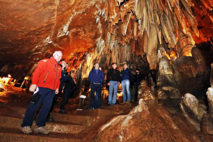 La junta directiva de la Fele visitó ayer la cueva de Valporquero. RAMIRO