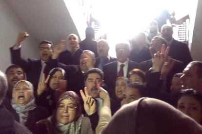 Parlamentarios tunecinos cantan el himno tras el atentado terrorista.