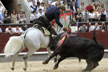 El rejoneador Fermín Bohórquez, con su primer toro de ayer en Las Ventas.