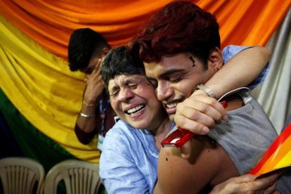 Miembros del colectivo LGBTI celebran el veredicto del Supremo indio que tumbaba la norma discriminatoria para las personas gais.