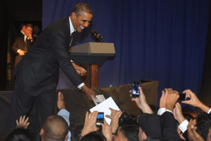Barack Obama saluda al público durante un discurso en Los Ángeles, el lunes.