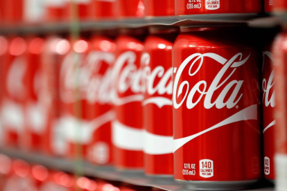 Latas almacenadas en instalaciones de Coca-Cola.  /