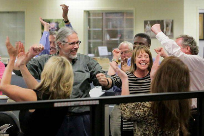 La plantilla del diario 'The Post and Courier' celebra el Premio Pulitzer obtenido.