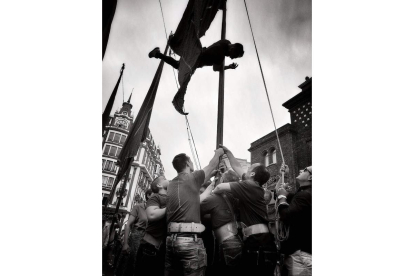 A la izquierda, ‘Más que fuerza’, de Carmen Verde, que se llevó el primer premio. Arriba, ‘De León al cielo’, de Pascual Marín, y debajo, ‘Mirada’, de Carlos Velayos, segundo y tercero. FOCUS