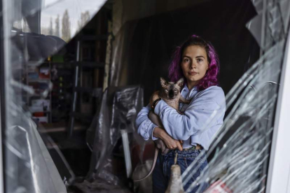 Katja, de 23 años, sostiene a su gato Donald en su apartamento en Zaporizhzhia. HANNIBAL HANSCHKE