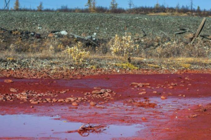 Imagen del río Daldykan con sus aguas contaminadas de color rojo a su paso por la región de la ciudad de Norilsk.