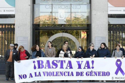 Trabajadores del ayuntamiento de Madrid, con Manuela Carmena a la cabeza, se manifestan hoy contra la violencia machista tras el último asesinato, en Loeches (Madrid).