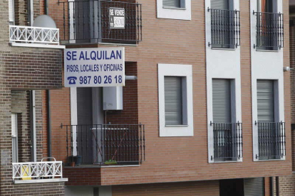 Uno de los edificios con pisos en alquiler en La Virgen del Camino.
