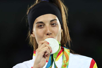 Eva Calvo besa la medalla de plata conquistada en los Juegos. TATYANA ZENKOVICH