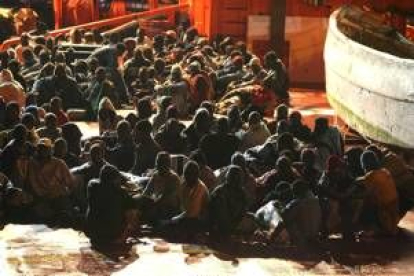 Un grupo de 131 inmigrantes que iban en uno de los cuatro cayucos que llegaron ayer a Tenerife