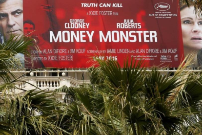 Un cartel de la película 'Money monster' frente al Hotel Carlton de Cannes.