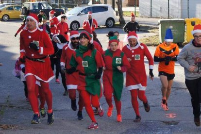 El toque navideño con los disfraces de Papá Noel no podía faltar en la prueba. DL