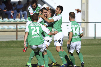 Los jugadores maragatos felicitan a Soto, en el centro, tras marcar el primer gol de los locales.