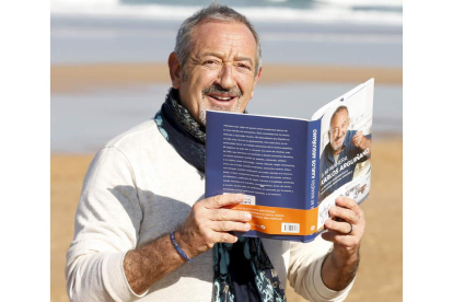 El cocinero Karlos Arguiñano posa en la playa de Zarautz tras presentar el libro
