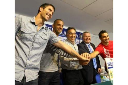 Nino, Yuri, José Fernández, Alfonso Rodríguez y Mackay, durante la presentación de ayer.