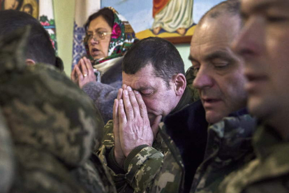 Soldados en la celebración de la Pascua ortodoxa. SERGEY KOZLOV