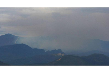 Incendio en la frontera entre el Bierzo y Orense visto desde Ponferrada