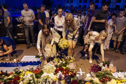 Homenaje a las víctimas frente a la embajada holandesa en Kiev.