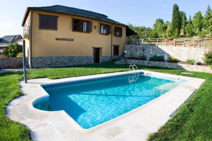 Casa Canedo es uno de los pocos alojamientos que cuenta con piscina privada para sus huéspedes. Su construcción es tradicional con decoración rústica y cuidando cada detalle.