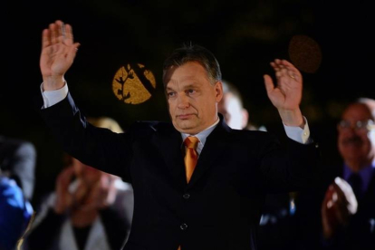 El primer ministro húngaro, Víctor Orban, saluda a sus seguidores, tras conocer su victoria en las elecciones