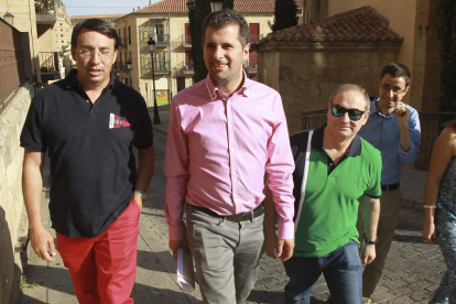 Tudanca, ayer, en Salamanca, acompañado por los dirigentes socialistas en la provincia.