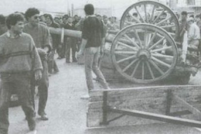 Agricultores cortando la carretera en la zona de Matalla de Valmadrigal en 1987.