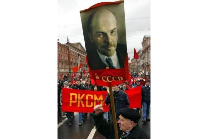 Un ciudadano con una pancarta de Lenin, durante una celebración en San Petersburgo.
