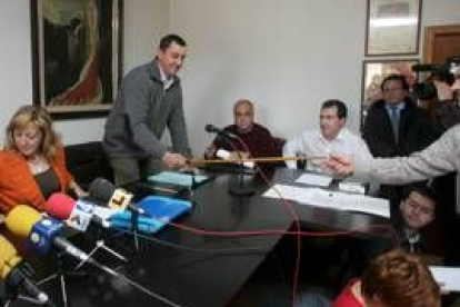 El nuevo alcalde, Antonio Lozano, recibe el bastón de mando tras prosperar la moción de censura