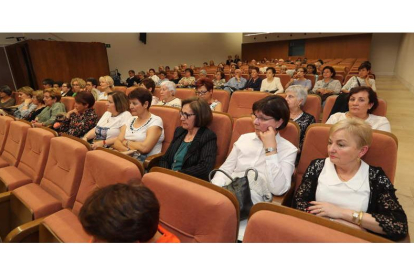 Alumnos asistentes al acto de clausura de la universidad de la experiencia. L. DE LA MATA