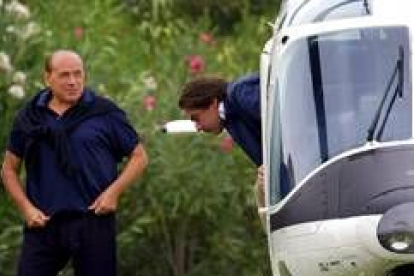 Aznar baja del helicóptero en presencia de Berlusconi