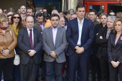 Pedro Sánchez guarda un minuto de silencio por los atentados de París frente a la sede de UGT en Barcelona, este lunes, junto a Miquel Iceta y Carme Chacón.