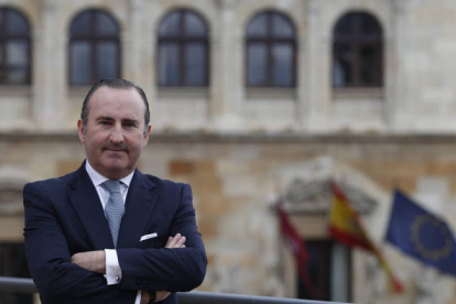 Pablo Junceda, en la terraza de la sede de Sabadell Herrero en León, con el Palacio de los Guzmanes al fondo. JESÚS