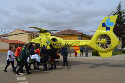 El herido es trasladado al helicóptero medicalizado para recibir atención en el Hospital de León.