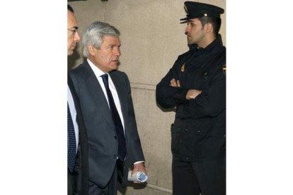 Blanco Balín, a su llegada a la Audiencia, acompañado por su abogado