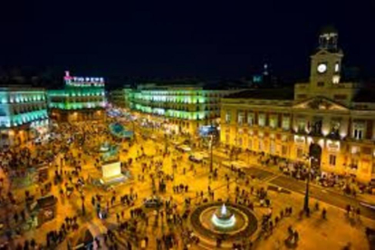 Imagen nocturna de la madrileña Puerta del Sol.