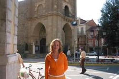 Ana Gema Quesada en la plaza mayor, a la puerta del Ayuntamiento de La Bañeza