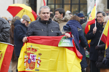 Concentración en León convocada por la Plataforma 'España Existe', para mostrar su desacuerdo con los pactos para la formación del nuevo Gobierno
