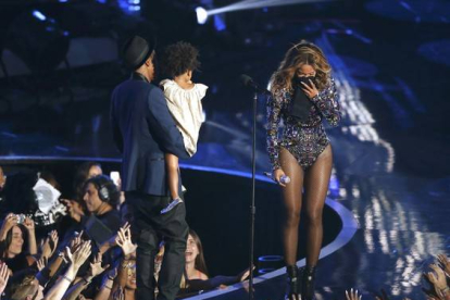 Beyoncé reacciona ante la entrega de un premio por parte de su marido Jay-Z  y su hija Ivy Blue.