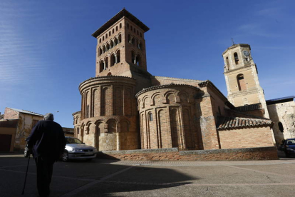 La iglesia de San Tirso es uno de los monumentos más destacados de la villa. JESÚS F. SALVADORES
