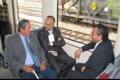 Dimás Sañudo conversa dentro del tren con Manuel Álvarez y el alcalde de Cistierna, Nicanor Sen