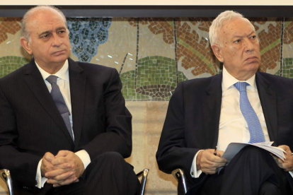 Jorge Fernández Díaz y José Manuel García-Margallo, en un acto celebrado ayer en Barcelona.