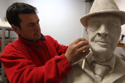 Amancio González esculpiendo el busto de Valentín García Yebra