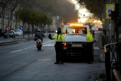Agentes de la Policía Local de Madrid, denunciando a un automovilista con matrícula par.