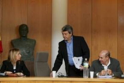 El alcalde, Miguel Martínez, se dispone a tomar asiento antes del Pleno